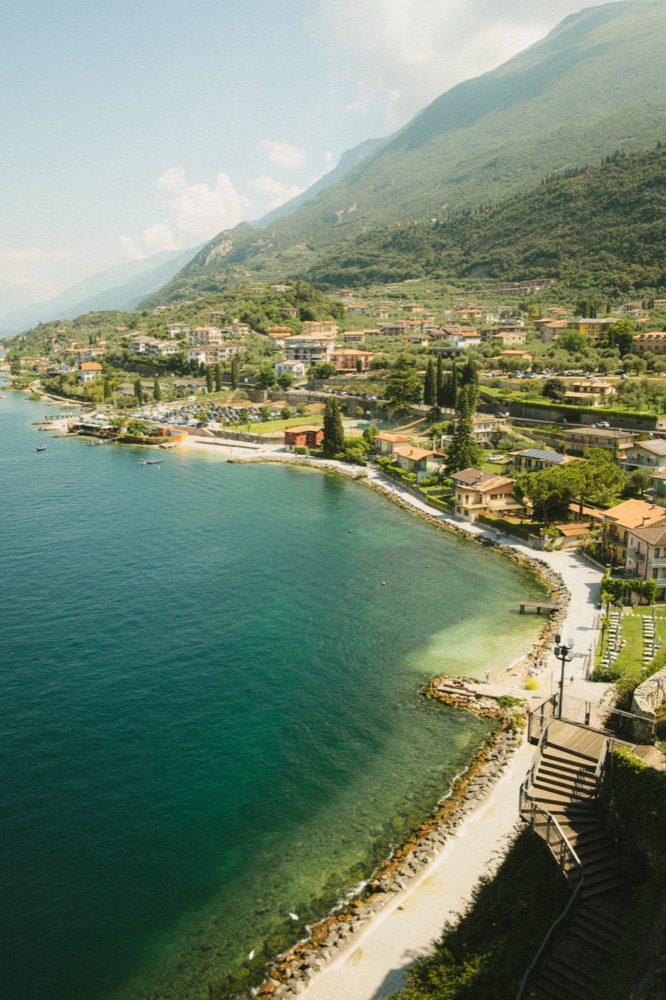 Uferpromenade und Häuser am Gardasee von oben