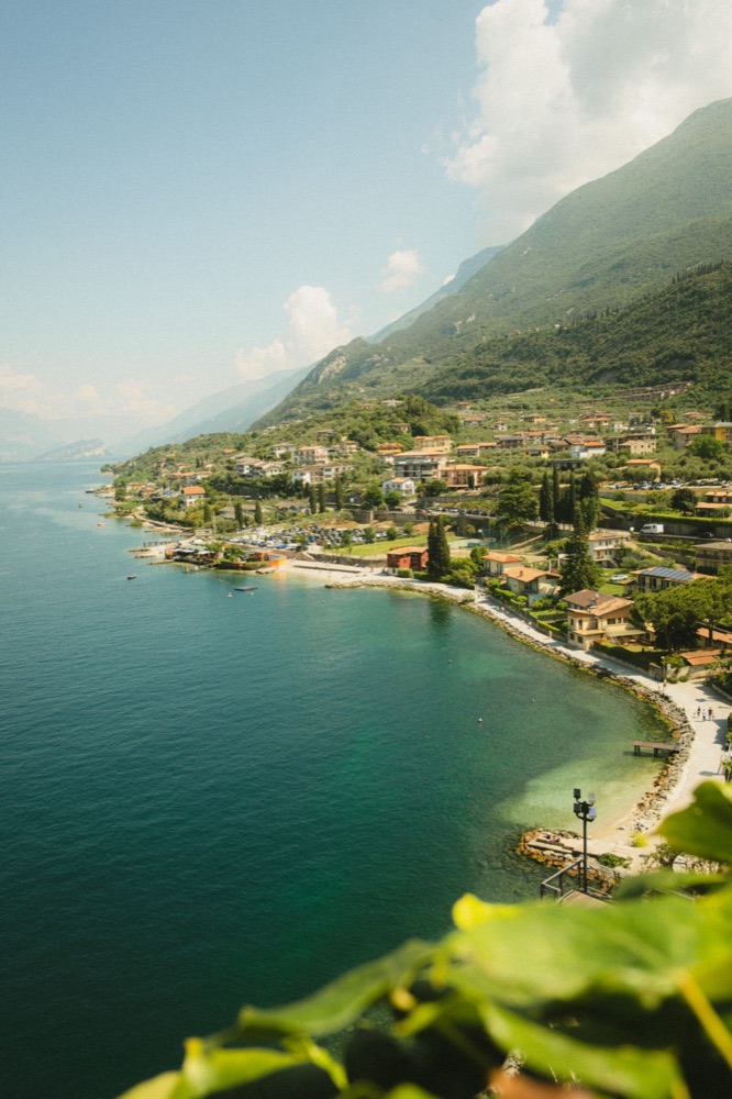 Bucht am Gardasee, im Vordergrund Blätter