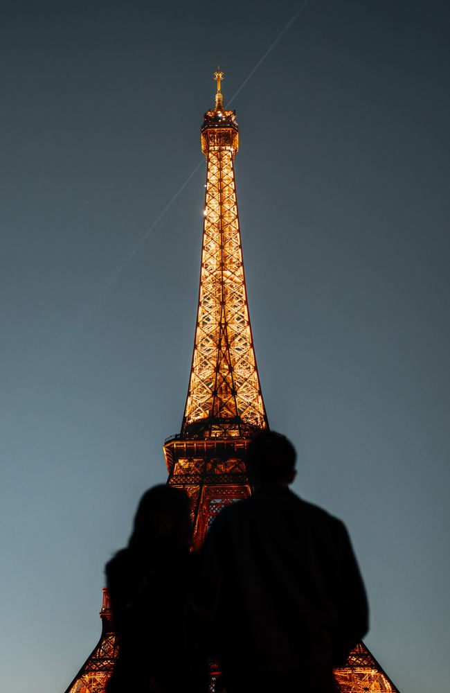Paar als Silhouette vor dem beleuchteten Eiffelturm