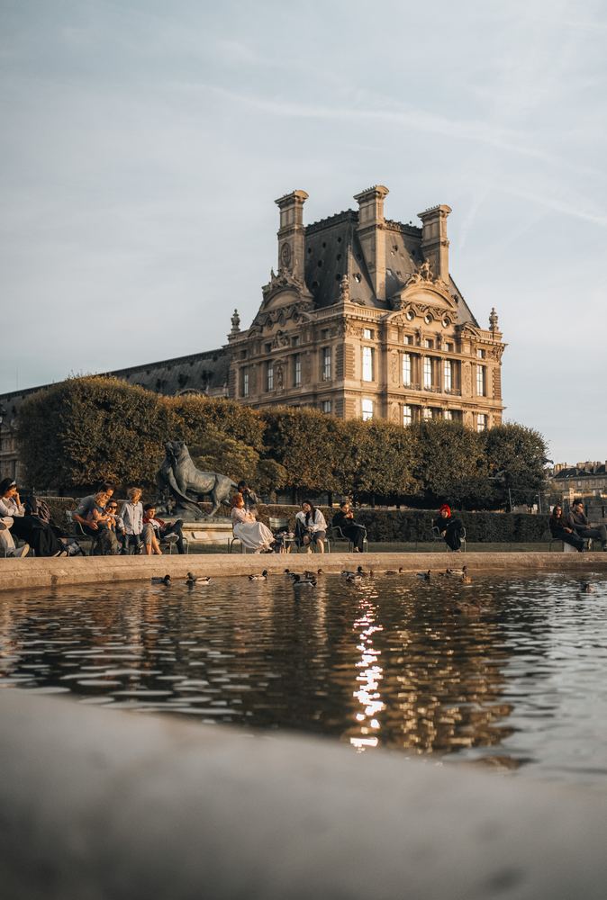 Louvre-Flügel über einem Wasserbecken in den Tuilerien