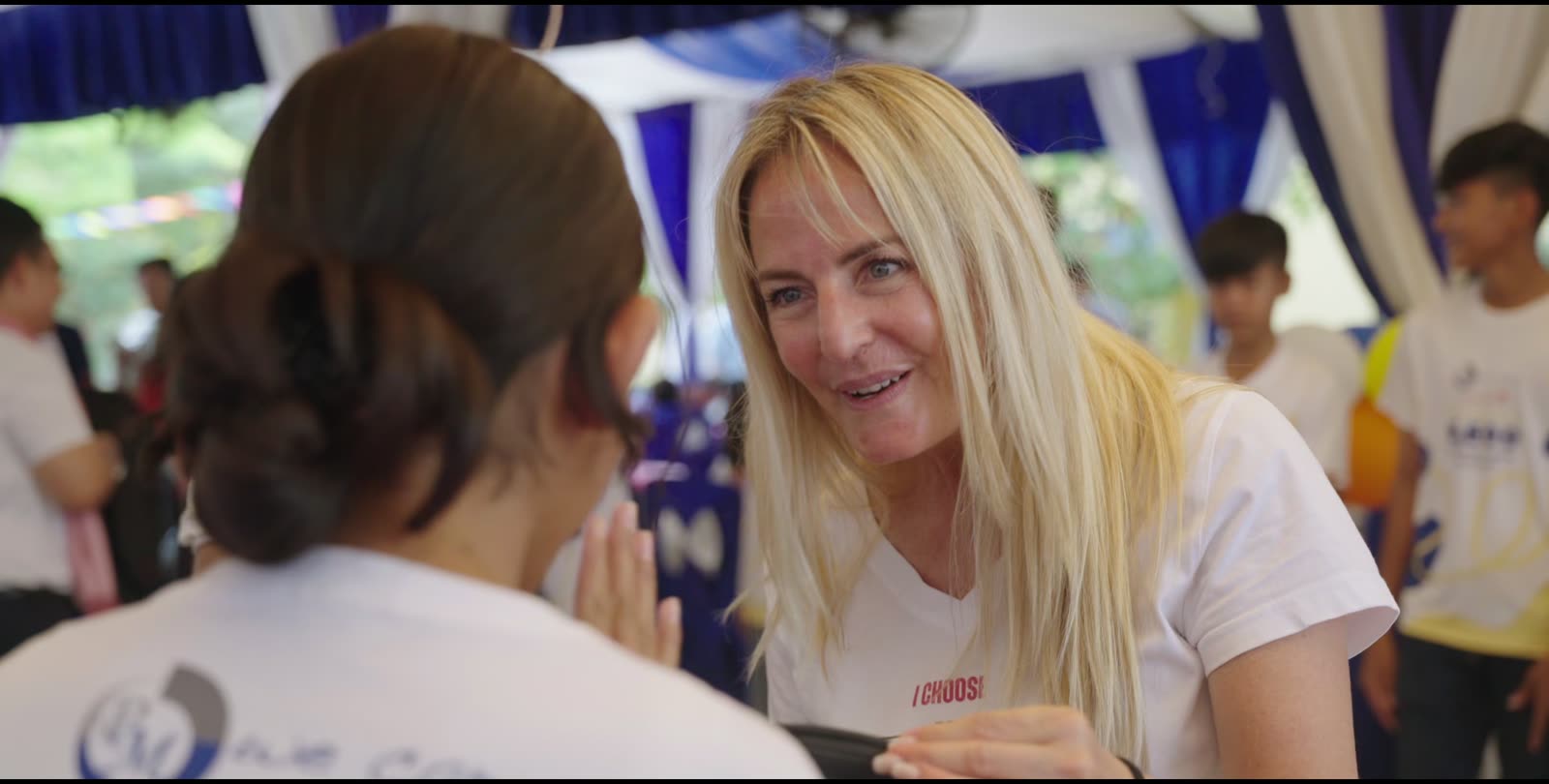 Charity Trip, Standbilder 4